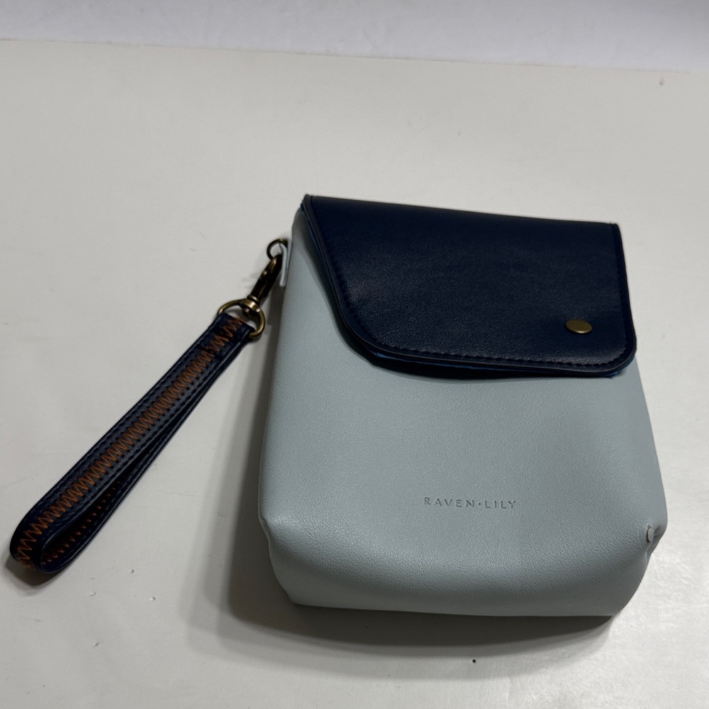 Raven + Lily Navy and Light Gray Amenity Bag American Airline